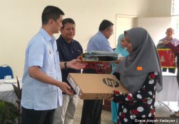 Caretaker MB Azmin Ali organised an event at his constituencies of Bukit Antarabangsa and Gombak. He handed out cheques, laptops and tablets. At the event, he said, “This is a compassionate state…Amin, amin, amin, don't forget to vote.”