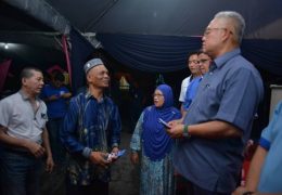 For using the Ministry of Urban Wellbeing, Housing and Local Government (KPKT) to hold campaign events in Gombak. He gave out donations to zakat recipients (19 April), ang paus to local residents (25 April) and used the Program Transformasi Sosial DUN Gombak Setia to campaign against incumbent Gombak MP Azmin Ali (19 April).
Government logo on 16 April 2018 at the Pusat Tarbiyah Islamiyah Kelantan.