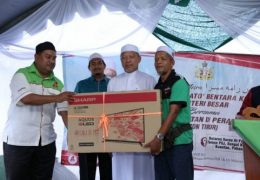 MB Ahmad Yakob held a function in Kuantan, Pahang, organised by the Kelantan State Government, where he handed out TVs, fans, hampers and other goodies. At the event, he campaigned for PAS.